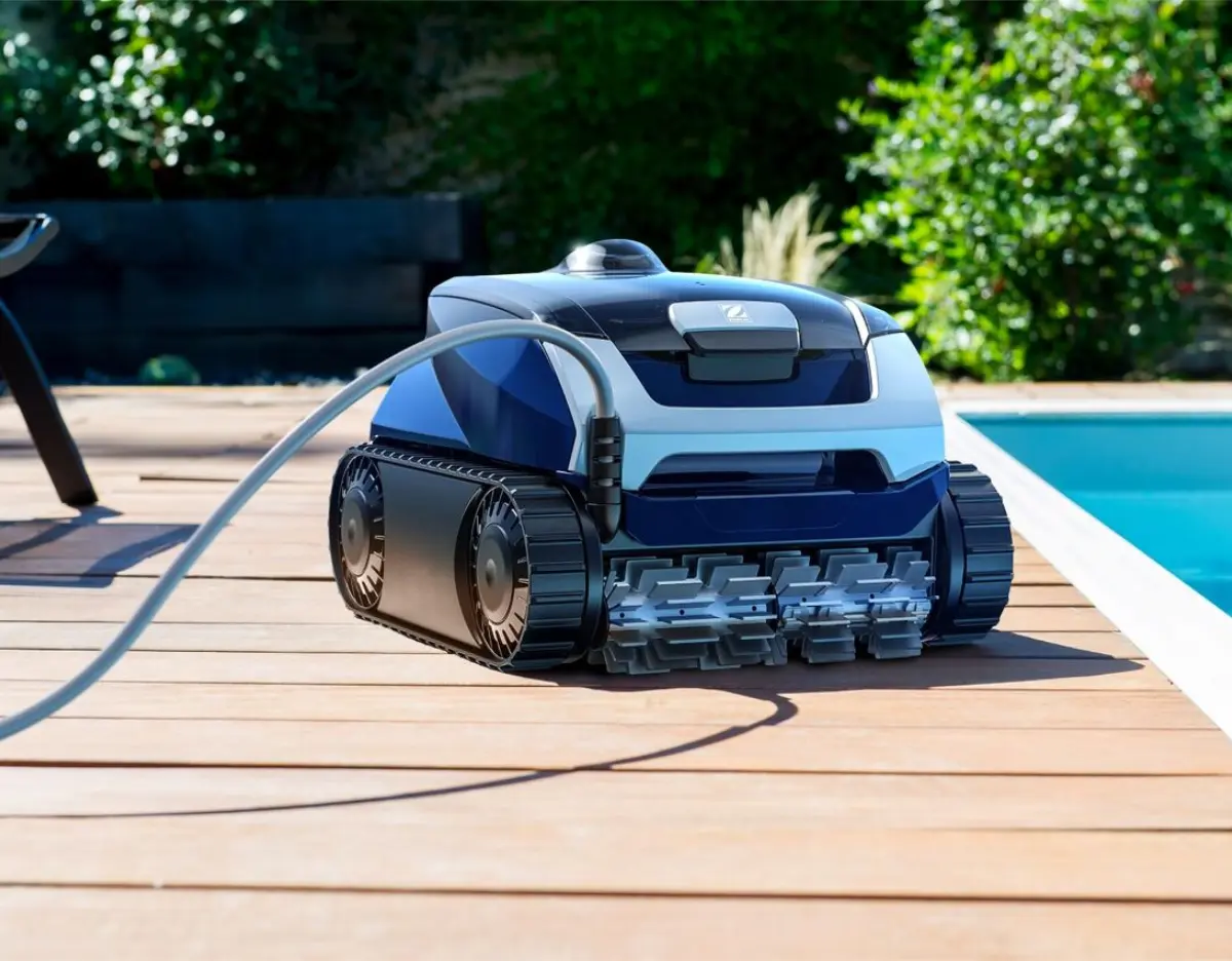 Elektrischer Poolreiniger Voyager Re 4400 Iq Am Pool