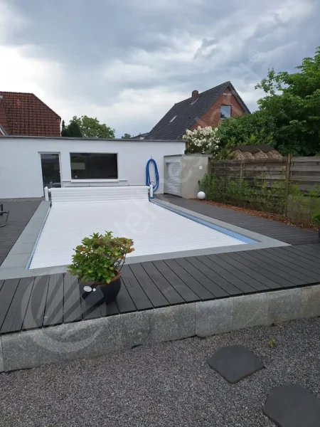 Kundenreferenzen Pool Mit Rolladen Abdekung Auf Der Terrasse