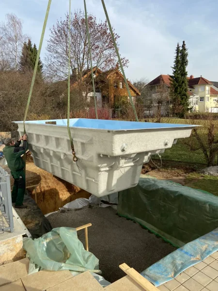 Kundenreferenzen Schwimmbecken Wird In Die Grube Eingesetzt