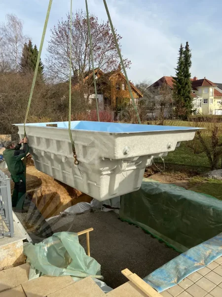 Kundenreferenzen Schwimmbecken Wird In Die Grube Eingesetzt